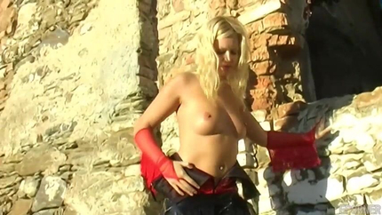 Sexy Blonde Striptease SD (2026)